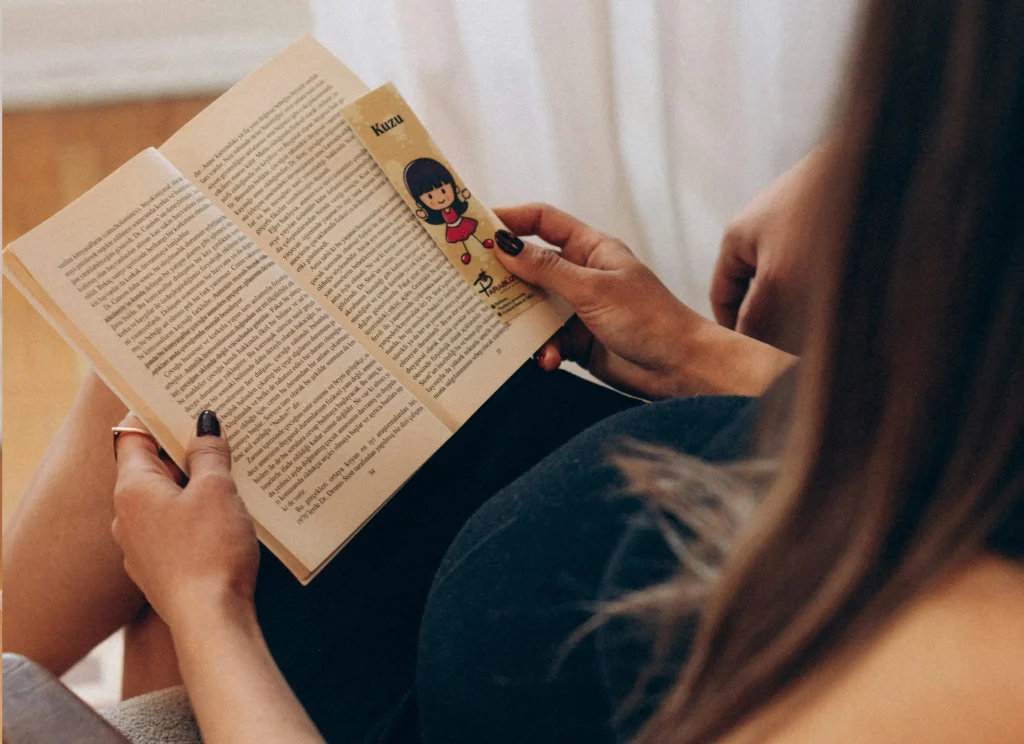 Femme enceinte qui prend le temps de lire