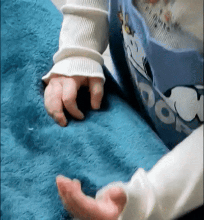 Bébé signe « lire » en communication gestuelle associée à la parole (bébé signe)