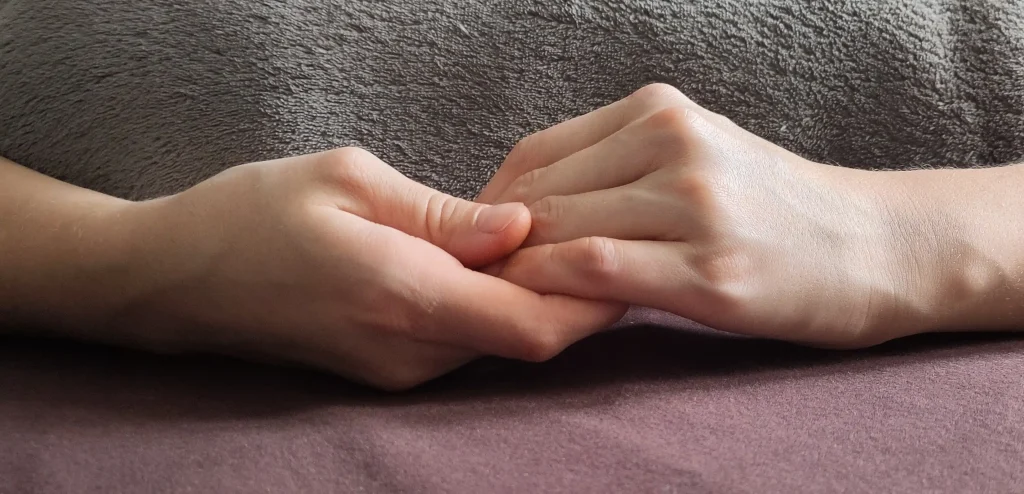 Deux mains qui se rejoignent, symbole de soutien et d’accompagnement périnatal
