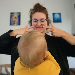 Bébé signe lors d’un atelier de communication gestuelle associée à la parole