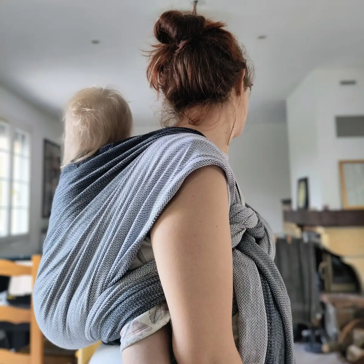 Portage dorsal réalisé avec une écharpe tissée pendant un atelier portage bébé