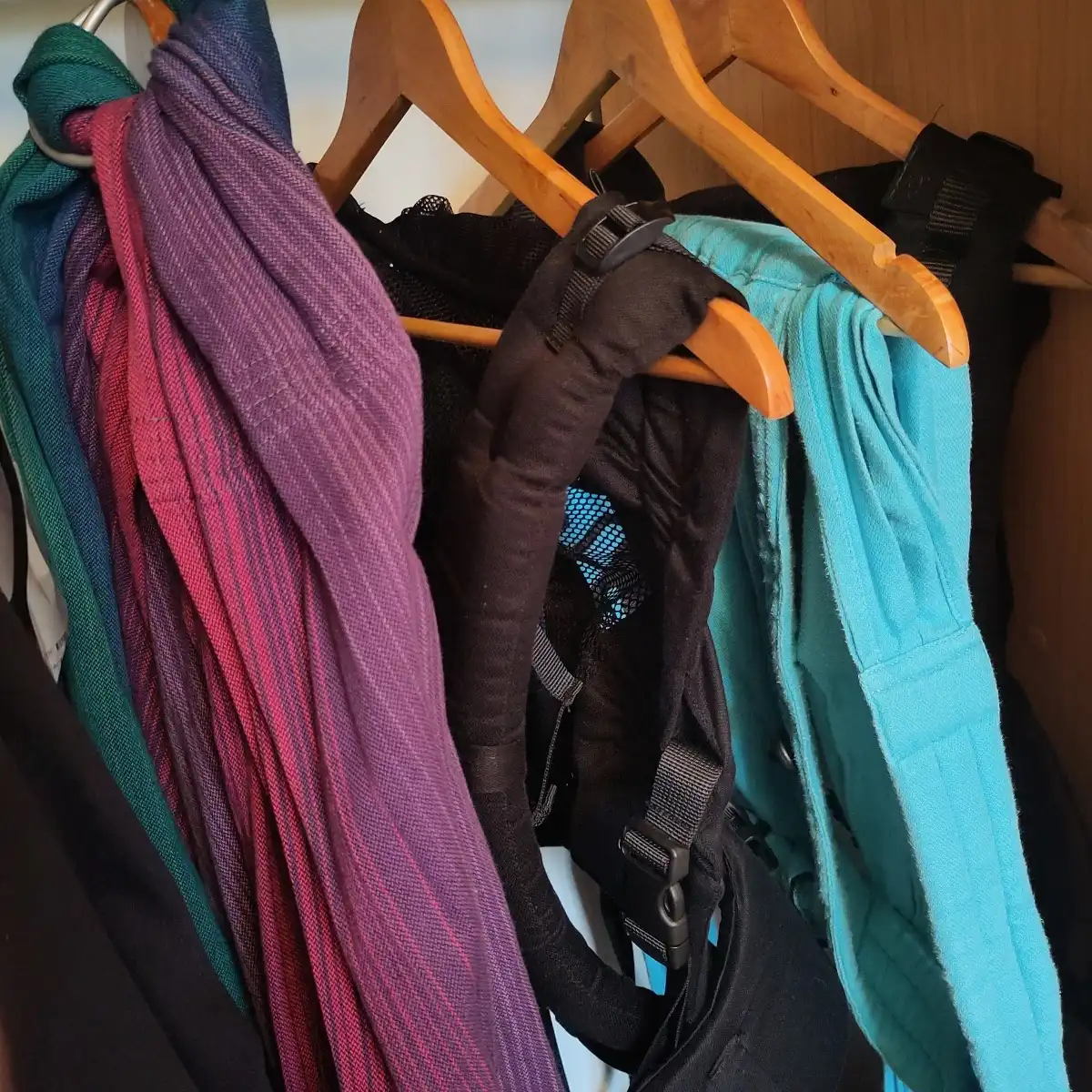 Echarpes de portage utilisées lors des ateliers de portage physiologique