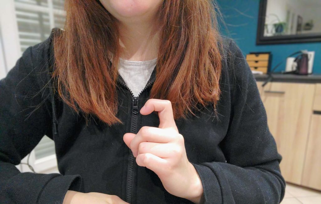 Atelier bébé signe – maman faisant le signe eau