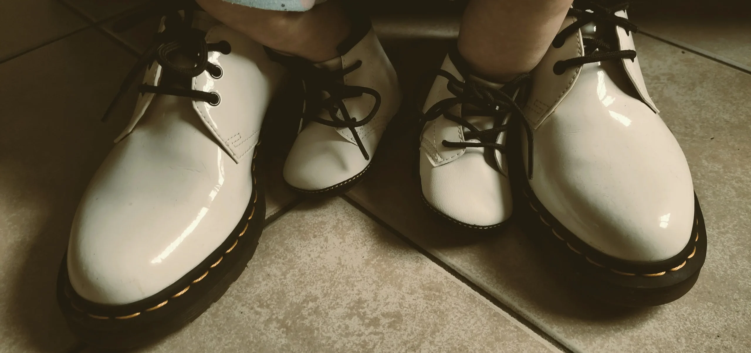 Pieds d’une maman et de son bébé en Dr Martens