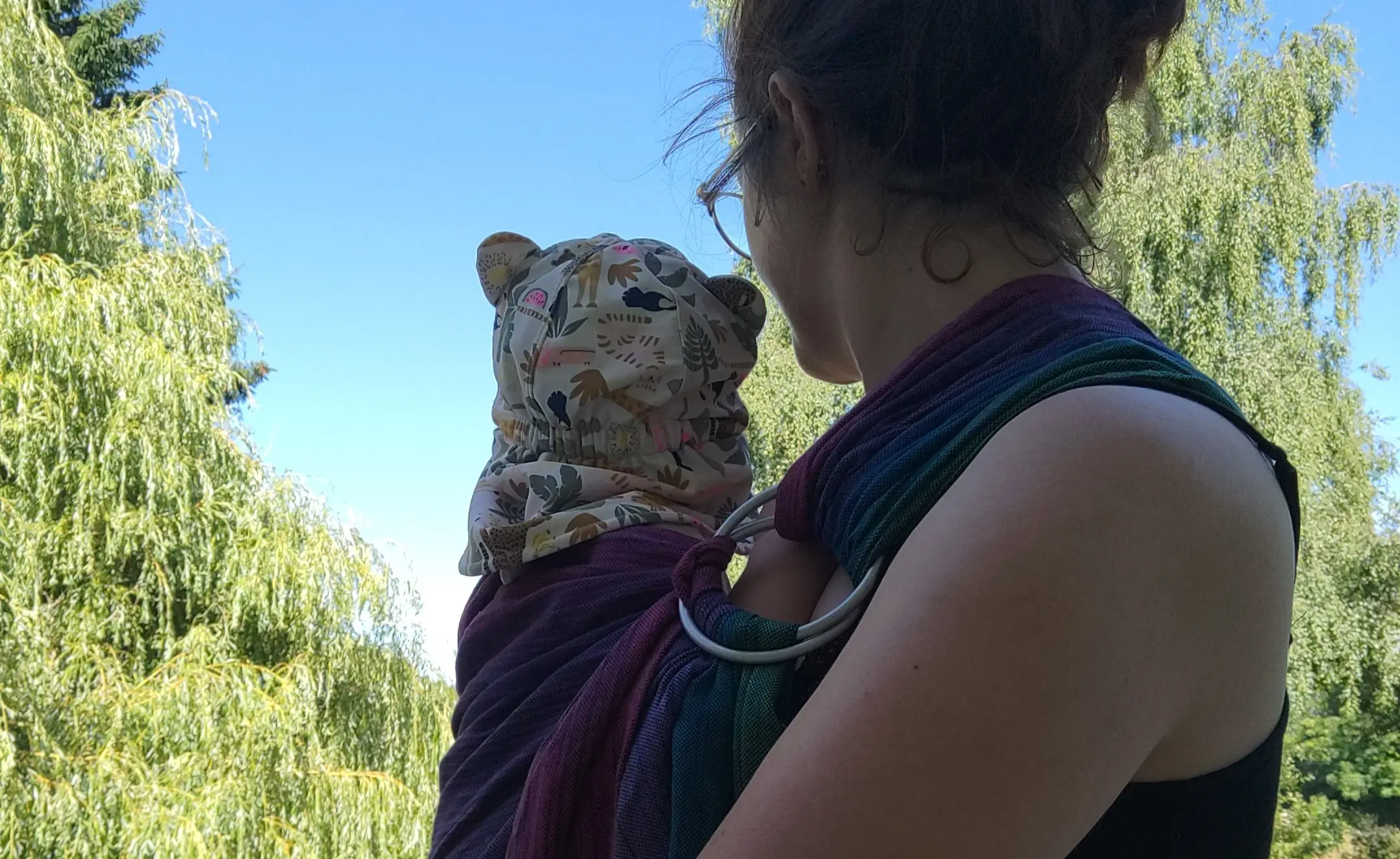 Portage en sling, bébé porté contre sa maman