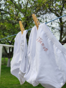 Culottes bébé 18 mois qui sèchent à l'air libre