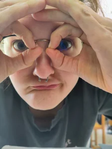 Maman qui observe avec insistance