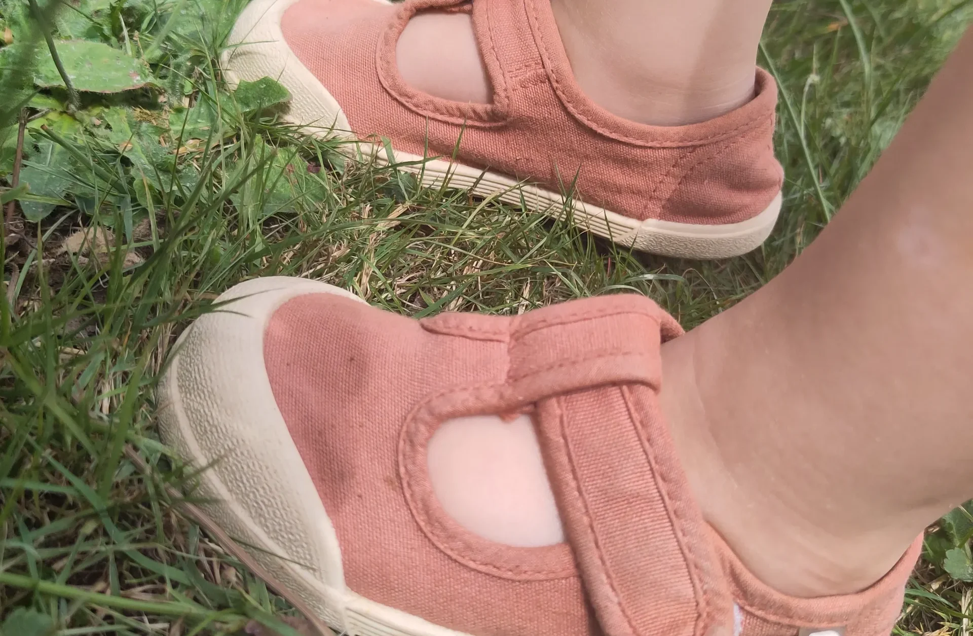 Et si les chaussures de nos enfants respectaient enfin leurs pieds ? Mon choix du barefoot